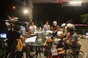 官元瑜_圖三_沖繩與臺灣音樂人在夜間共同創作；桌上放有一把混合沖繩三線和夏威夷ukulele形制、名為sanlele的樂器.JPG